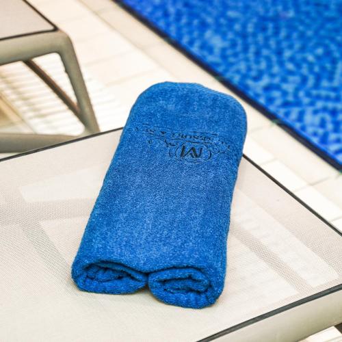 un calzino blu appoggiato sopra un tavolo di VM Resort & SPA a Golem