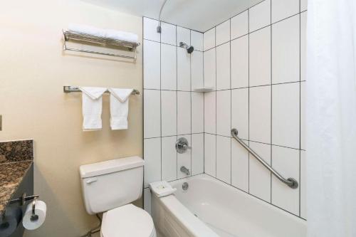 Un baño de Quality Inn Downtown Inner Harbour