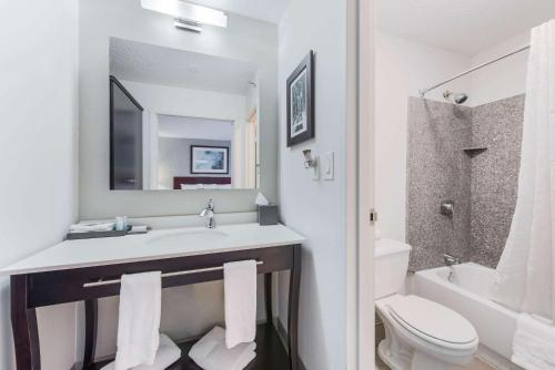 The Blu Hotel Blue Ash Cincinnati, Ascend Hotel Collection Image