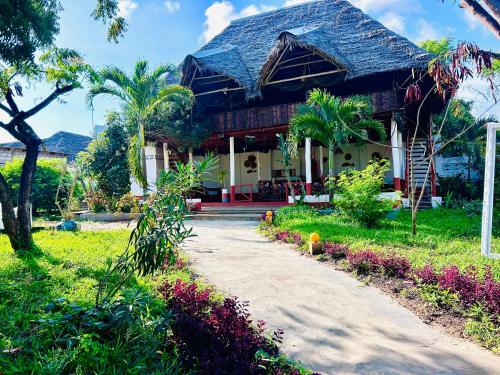 Tropinest bungalows & hostel