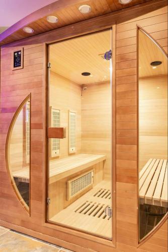 un sauna avec un miroir dans un mur en bois dans l'établissement Jolie Villa, 300 m2, grand jardin, à Furdenheim