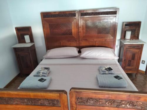 ein Schlafzimmer mit einem großen Bett mit einem hölzernen Kopfteil in der Unterkunft La Casa Ottagonale! in Alba Adriatica