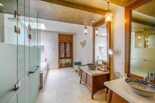 ein Badezimmer mit zwei Waschbecken und einem großen Spiegel in der Unterkunft Maikhao Dream Villa Resort and Spa, Maikhao Phuket in Mai Khao Beach