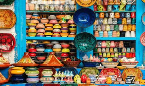 a store filled with lots of different colored bowls and plates at Appartement Cosy et Familial in Safi