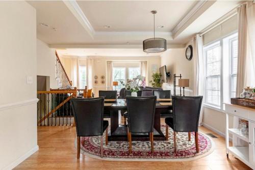 Χώρος καθιστικού στο Luxury & Cherished Private Room in DC