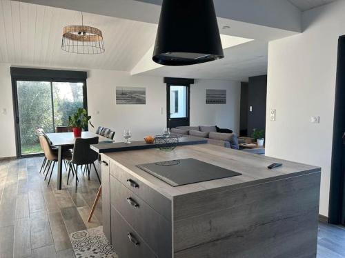 une cuisine et un salon avec une grande île au milieu dans l'établissement L'Epine, à LʼÉpine