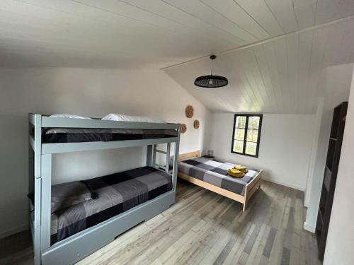 une chambre avec deux lits superposés dans une pièce dans l'établissement L'Epine, à LʼÉpine