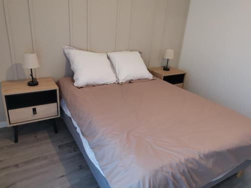 - une chambre avec un lit et 2 tables de chevet dans l'établissement Appartement Cosy à Clichy, avec parking ,proche Paris!, à Clichy