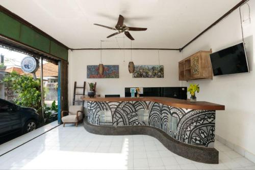 Televisyen dan/atau pusat hiburan di Ubud Backpacker Hostel