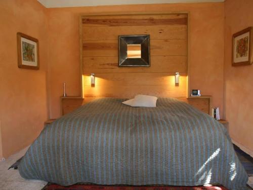 une chambre avec un grand lit dans une pièce dans l'établissement Villa L'Authentique, vue a 360 degrés et piscine privée, à Ménerbes