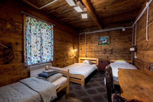 Ένα ή περισσότερα κρεβάτια σε δωμάτιο στο Kogutowo Agroturystyka MPR
