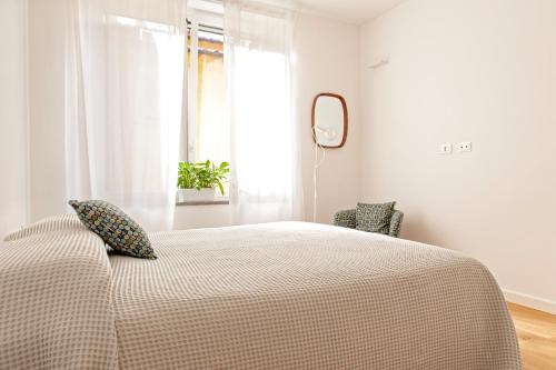 Postel nebo postele na pokoji v ubytování Waterfront balcony I Grani 2 Resort Style Suite