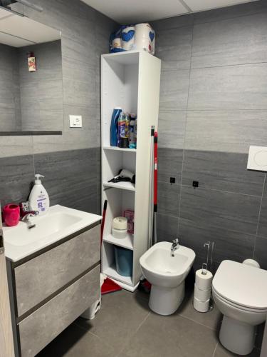een badkamer met een wastafel en een toilet bij Al 304 a San Giovanni in Rome