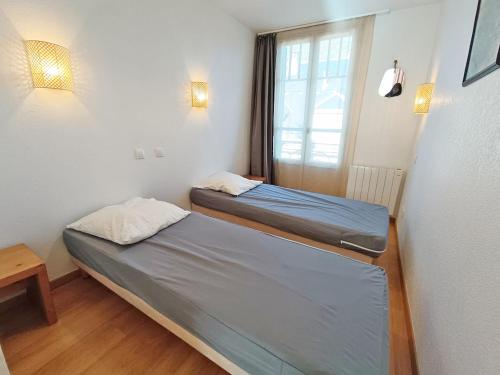Posteľ alebo postele v izbe v ubytovaní Le Coudon, T2, centre Luchon, wifi, casier à skis, ascenseur, 5 personnes