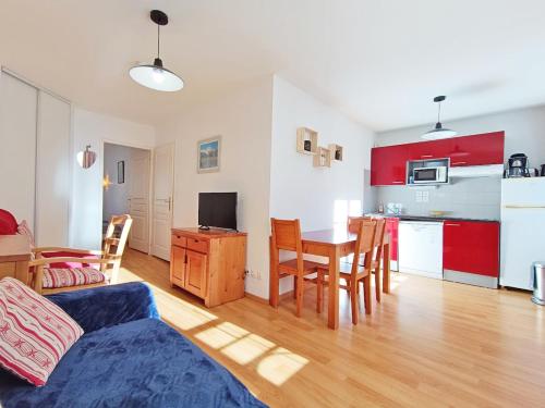un salon avec une table et une cuisine dans l'établissement Le Coudon, T2, centre Luchon, wifi, casier à skis, ascenseur, 5 personnes, à Luchon