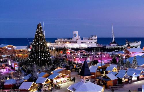 un marché de Noël avec un arbre de Noël en face de l'océan dans l'établissement Maison de vacances les pieds dans l'eau Port Leucate, à Leucate