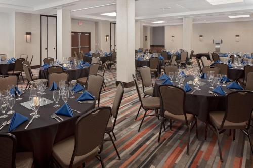 Ресторан / где поесть в Nashville Airport Marriott