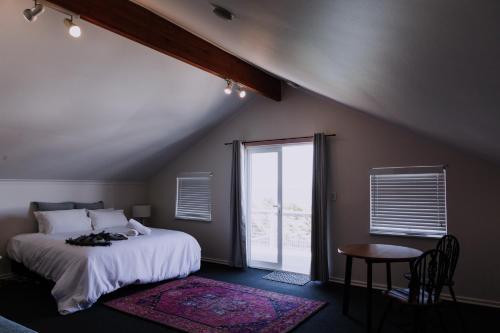 Giường trong phòng chung tại Elements at West Beach