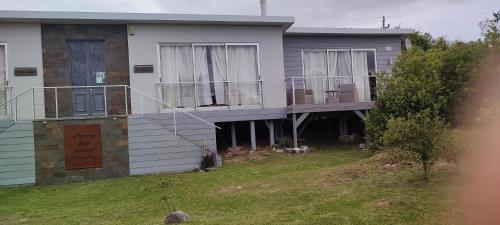 a house with the front porch of it at Aroma de la sierra in Villa Serrana
