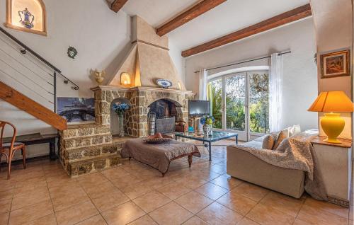 un soggiorno con camino e divano di Cozy Home In Peymeinade a Peymeinade