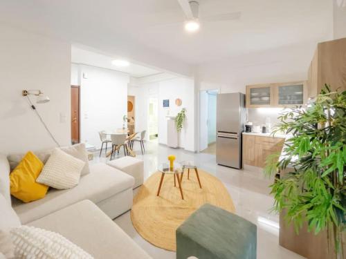 Vibrant 2BR in Koukaki