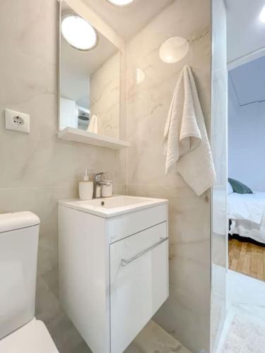 Vibrant 2BR in Koukaki