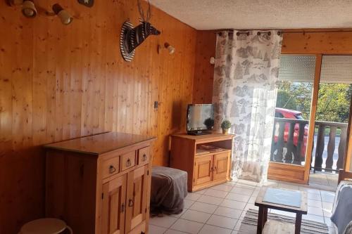 une chambre avec un lit et une télévision sur un mur dans l'établissement Chaleureux refuge thermal, à Saint-Gervais-les-Bains