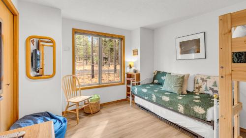 a bedroom with a bed and a window at Rager Mountain - Unit 10 in Sunriver