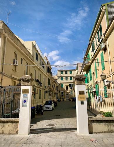 a street with a gate in a city with buildings at Appartamento nel cuore di Messina in Messina