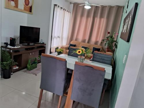 Uma televisão e/ou sistema de entretenimento em Apartamento Praia da Enseada