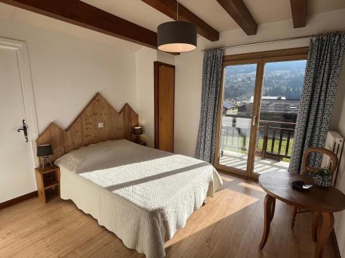 une chambre avec un lit et une grande fenêtre dans l'établissement Appartement 3 chambres - Megeve, proche pistes de ski, parking, Wifi - FR-1-453-148, à Demi-Quartier