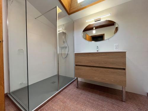 une salle de bain avec une douche en verre et un lavabo dans l'établissement Appartement 3 chambres - Megeve, proche pistes de ski, parking, Wifi - FR-1-453-148, à Demi-Quartier