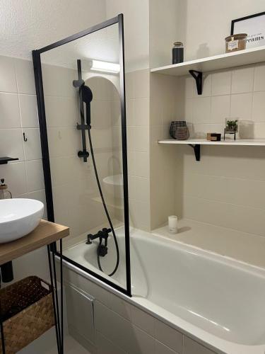 une salle de bain avec une douche, un lavabo et une baignoire dans l'établissement Le Bohème Tourisme Repos Business à Toulouse, à Toulouse