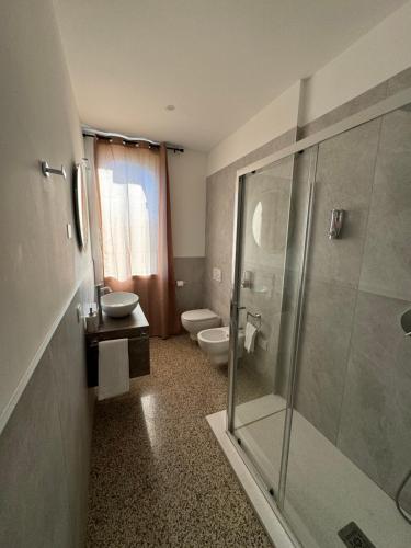 a bathroom with a shower and a toilet and a sink at Residence Giove in Castelfranco Veneto