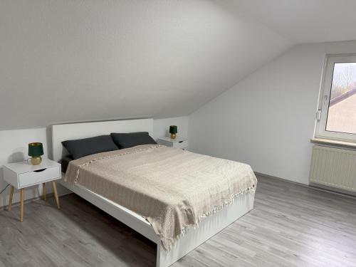 Postel nebo postele na pokoji v ubytování Helle und Charmante Dachgeschosswohnung in Top-Lage