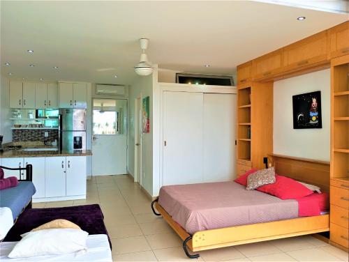 a living room with two beds and a kitchen at Estudio 310 Nuevo Vallarta, frente al mar, totalmente equipado y amueblado! in Nuevo Vallarta 