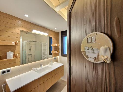 Ένα μπάνιο στο Casa Rural Cal Roseto con jacuzzi