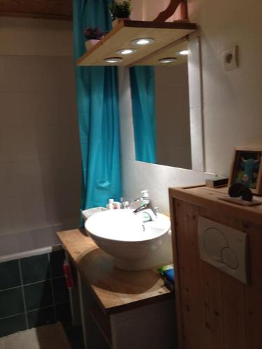 une salle de bain avec un lavabo et un miroir dans l'établissement Appart cosy et lumineux au cœur de Saint Gervais, à Saint-Gervais-les-Bains