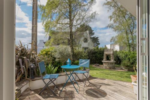Un patio con una mesa y sillas en un patio. en Villa Maryvon, en Auray