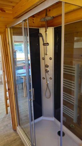 une chambre avec une porte en verre dans une maison dans l'établissement Chalet détente, à Montaut