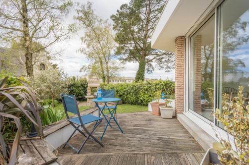une terrasse avec des chaises et une table sur une maison dans l'établissement Villa Maryvon, à Auray