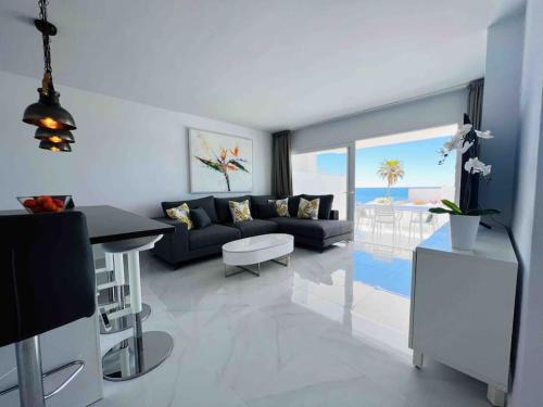 Modern, spacious 3 bedroom apartment with sea view