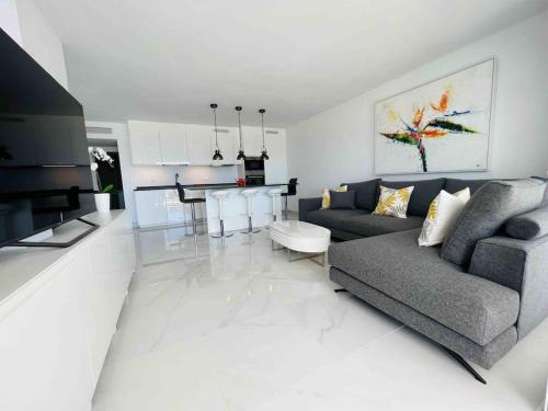 Modern, spacious 3 bedroom apartment with sea view
