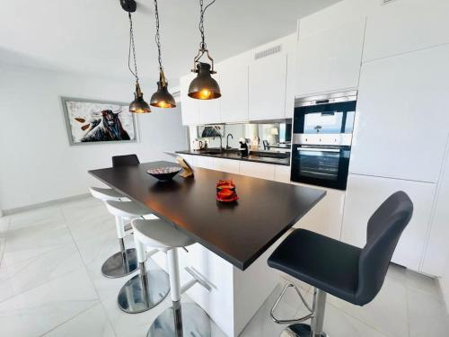 Modern, spacious 3 bedroom apartment with sea view