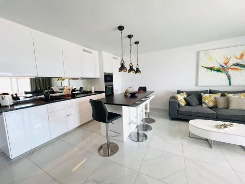 Modern, spacious 3 bedroom apartment with sea view