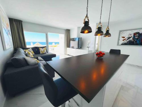 Modern, spacious 3 bedroom apartment with sea view
