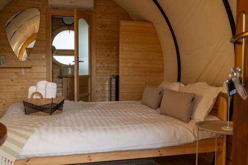 Postel nebo postele na pokoji v ubytování Glamp In Style Pods Resort