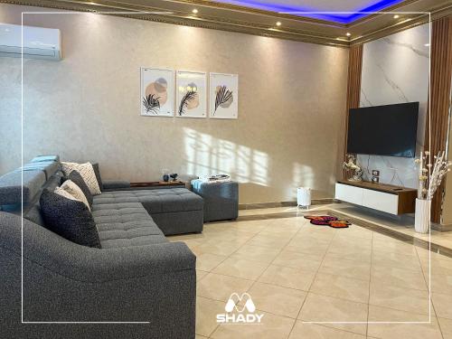 TV a/nebo společenská místnost v ubytování ENG01-Luxury Hotel-Style Apartment in Villa East of the Academy New Cairo