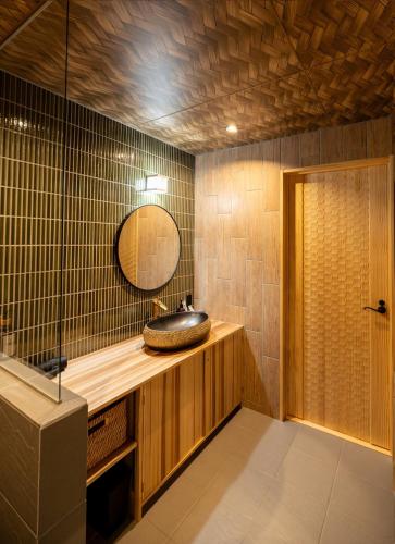 a bathroom with a sink and a mirror at 旅宿ありときりぎりす-近江八幡中心部で観光にお勧め in Omihachiman