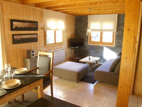 un salon avec un canapé et une table dans l'établissement Chalet de luxe 9 pers. avec cheminée, proche télécabines, Wi-Fi, équipements complets et terrasse - FR-1-676-87, à La Chapelle-dʼAbondance